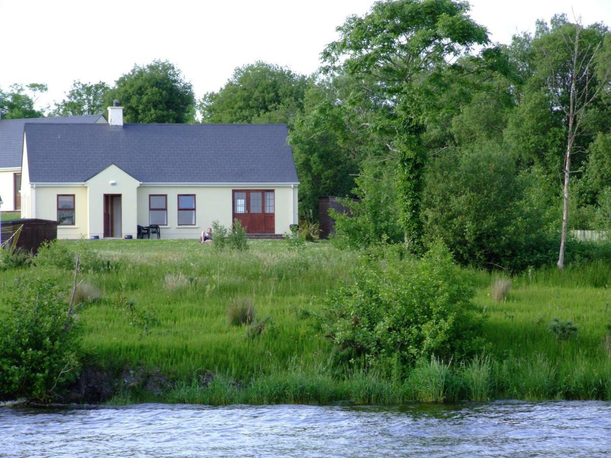 Kesh Lakeside Cottage ภายนอก รูปภาพ
